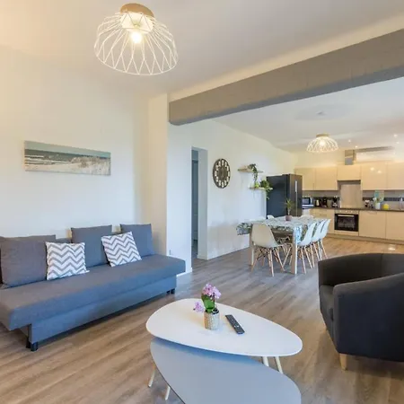 La Felyvonne, Familiale Confortable Avec Sa Grande Terrasse Ombragee Et Sa Vue Degagee Vers La * Hyères