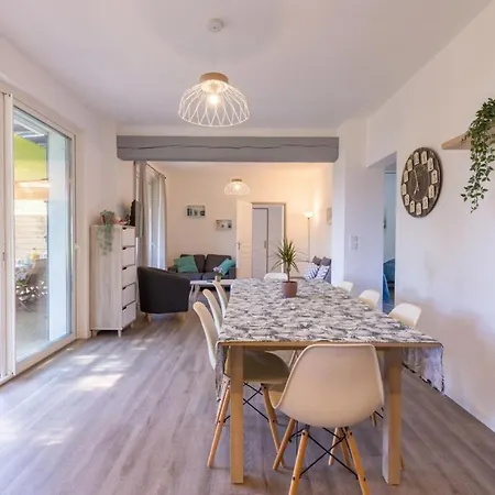 La Félyvonne, Familiale Confortable Avec Sa Grande Terrasse Ombragée Et Sa Vue Dégagée Vers La *