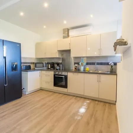 La Félyvonne, Familiale Confortable Avec Sa Grande Terrasse Ombragée Et Sa Vue Dégagée Vers La Villa Hyères