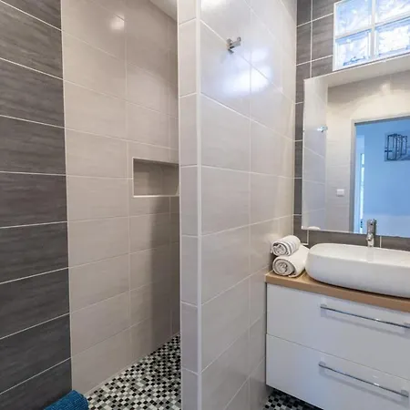 La Félyvonne, Familiale Confortable Avec Sa Grande Terrasse Ombragée Et Sa Vue Dégagée Vers La Villa