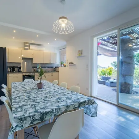 La Félyvonne, Familiale Confortable Avec Sa Grande Terrasse Ombragée Et Sa Vue Dégagée Vers La Villa *