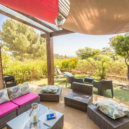 La Félyvonne, Familiale Confortable Avec Sa Grande Terrasse Ombragée Et Sa Vue Dégagée Vers La *