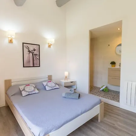 La Félyvonne, Familiale Confortable Avec Sa Grande Terrasse Ombragée Et Sa Vue Dégagée Vers La *